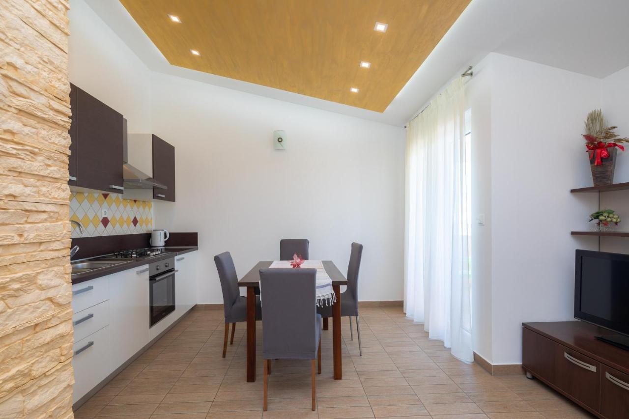 Apartments Vukovic Подстрана Екстер'єр фото
